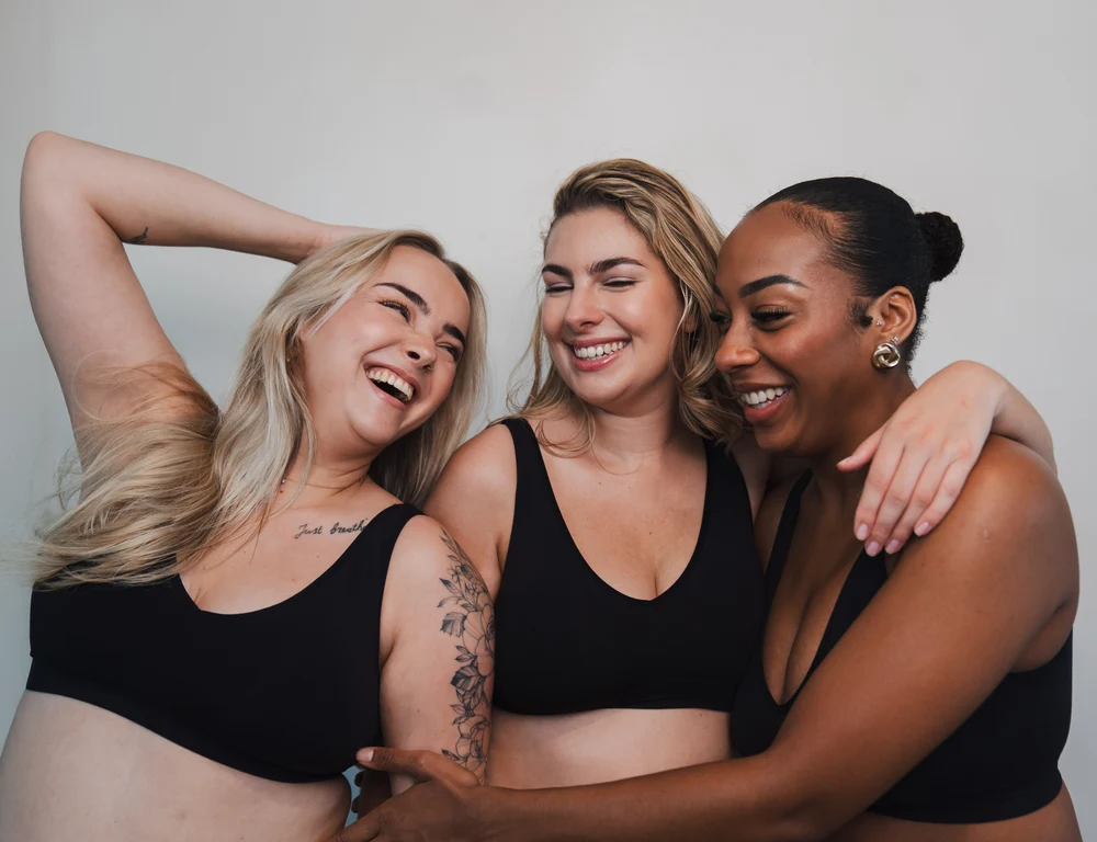 Drie vrouwen uit de Glowlie-campagne samen, ontspannen en lachend