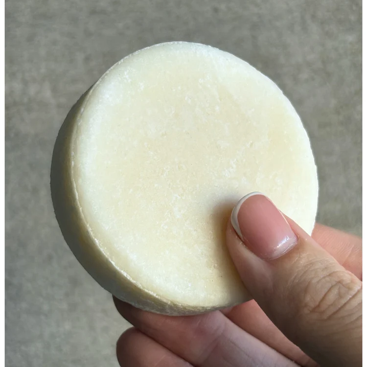 De Glowlie Shaving Bar in een hand