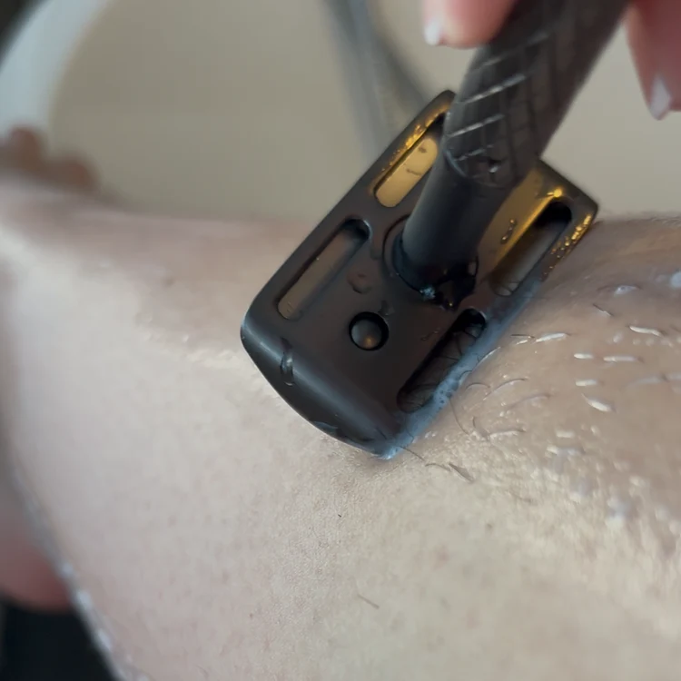 De zwarte Glowlie safety razor tijdens het scheren